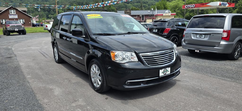 2016 Chrysler Town & Country Image 4