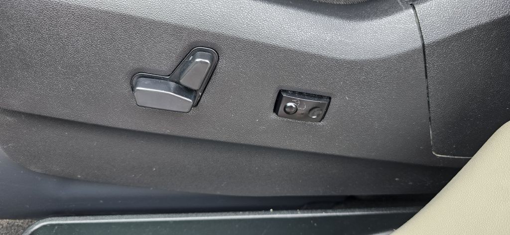 2016 Chrysler Town & Country Image 12