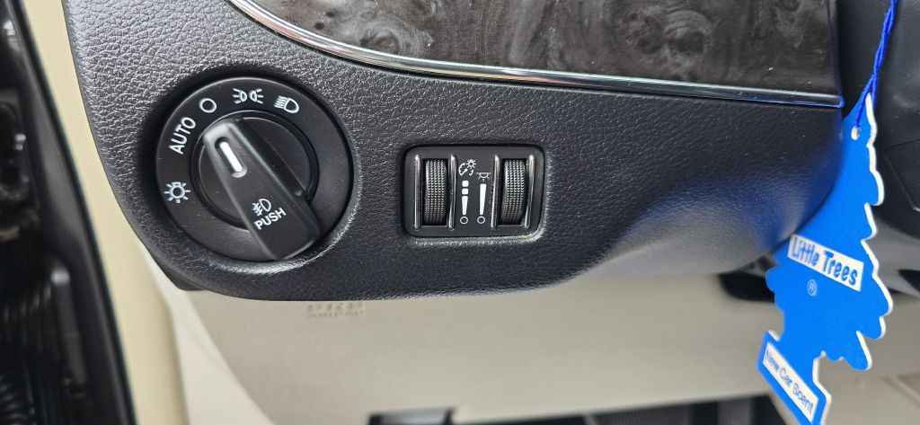 2016 Chrysler Town & Country Image 13