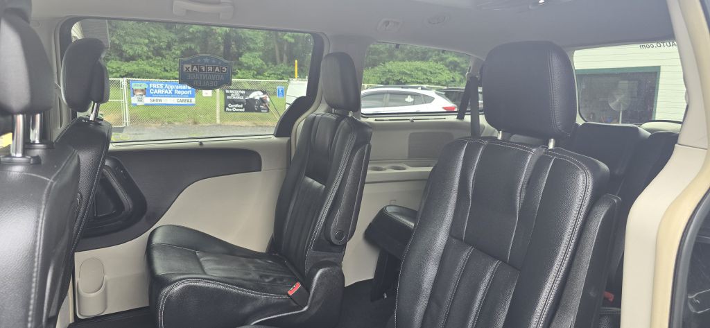 2016 Chrysler Town & Country Image 14