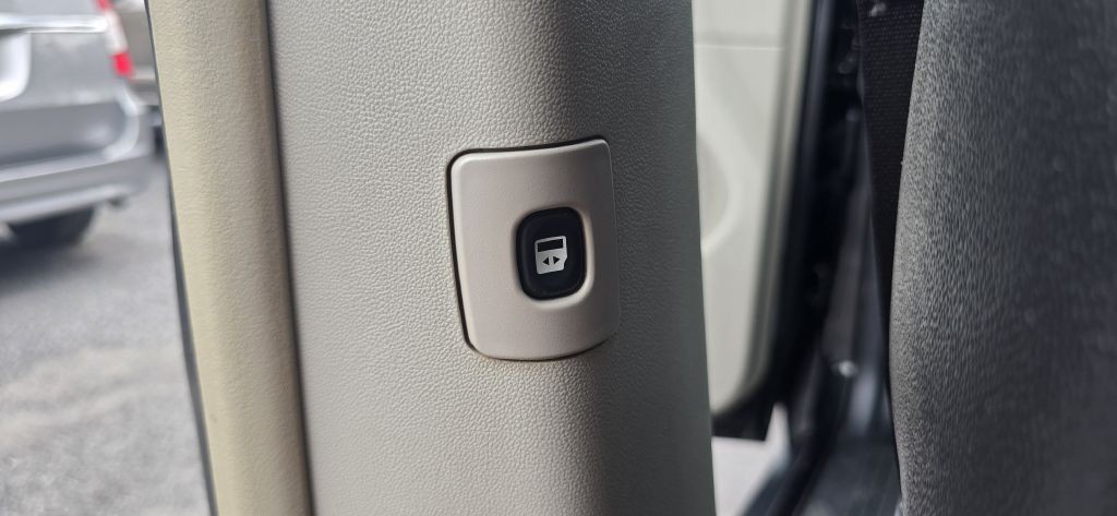 2016 Chrysler Town & Country Image 17