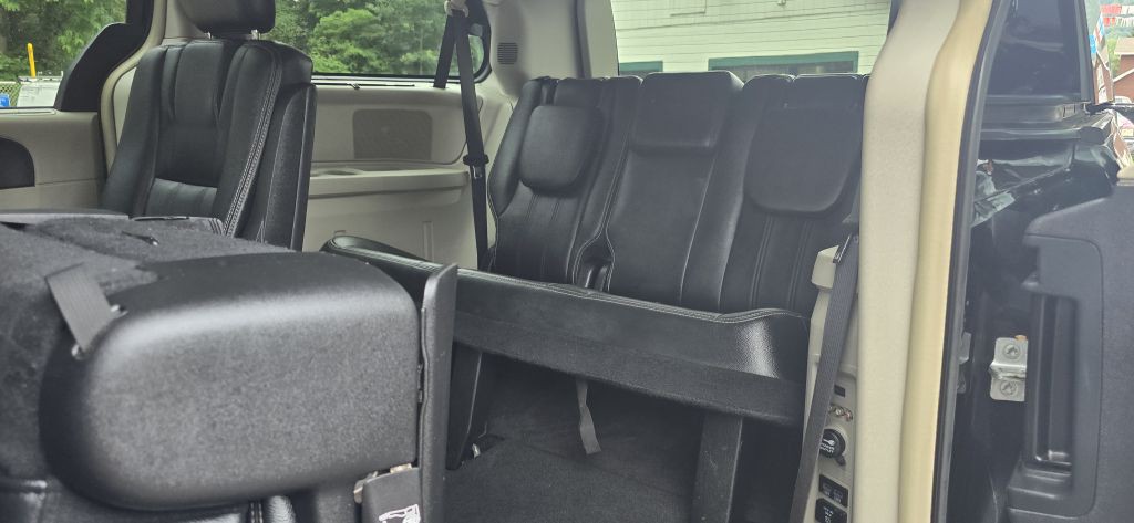 2016 Chrysler Town & Country Image 18