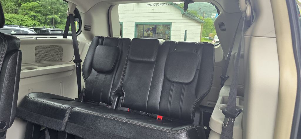 2016 Chrysler Town & Country Image 19