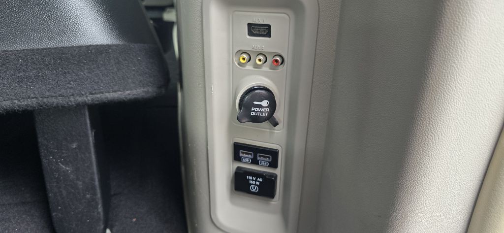 2016 Chrysler Town & Country Image 20