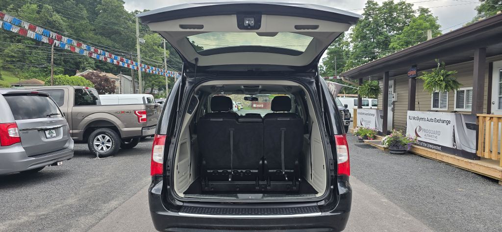 2016 Chrysler Town & Country Image 22