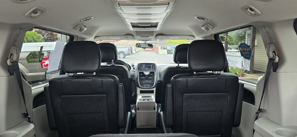 2016 Chrysler Town & Country Image 24