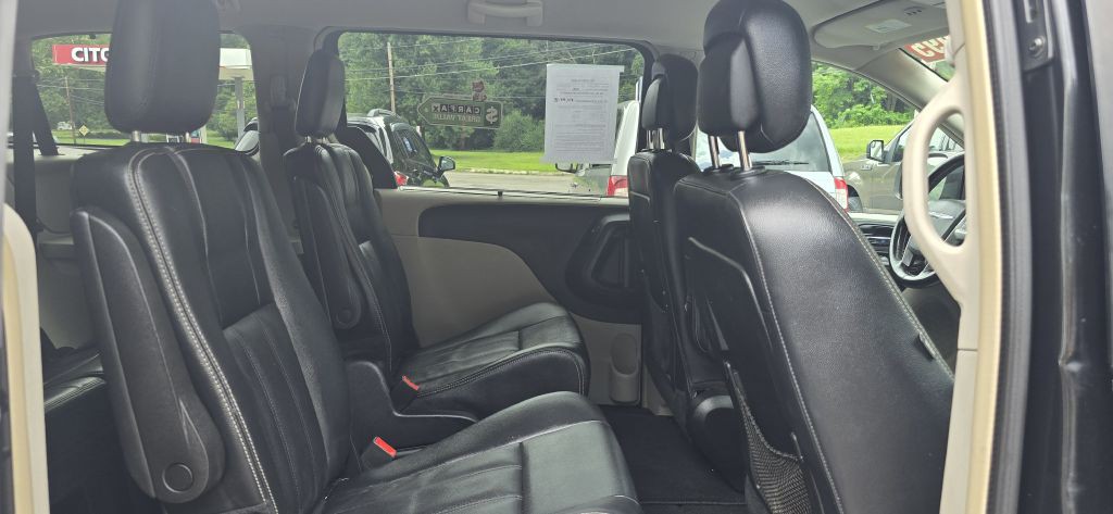 2016 Chrysler Town & Country Image 29