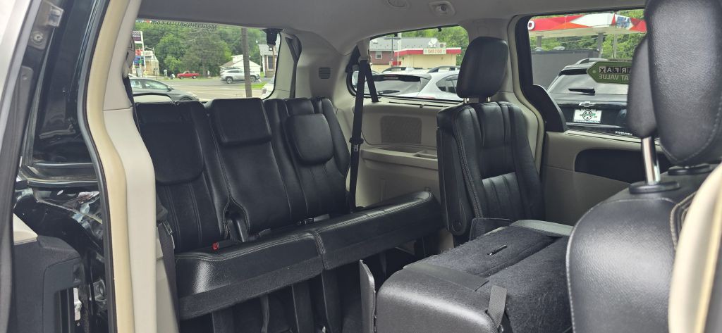 2016 Chrysler Town & Country Image 30