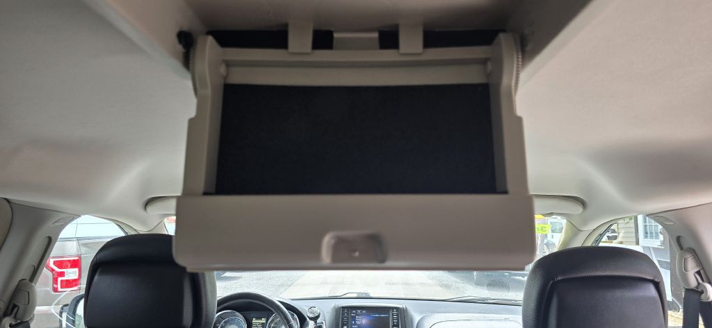 2016 Chrysler Town & Country Image 34