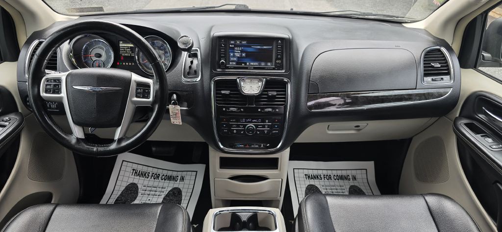 2016 Chrysler Town & Country Image 40