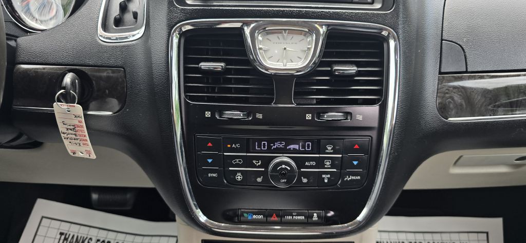 2016 Chrysler Town & Country Image 42