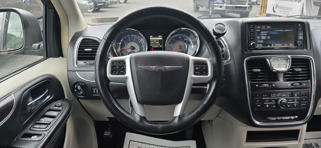 2016 Chrysler Town & Country Image 48