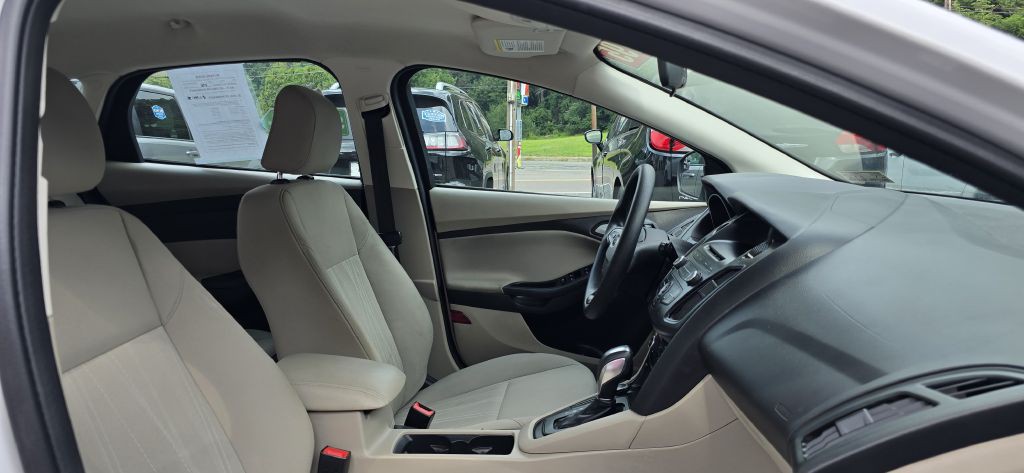 2016 Ford Focus Image 25