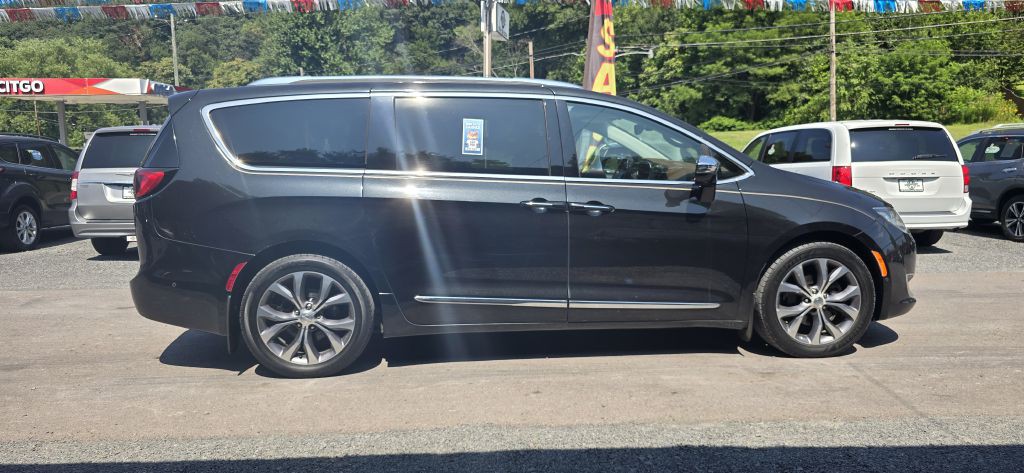 2017 Chrysler Pacifica Image 1