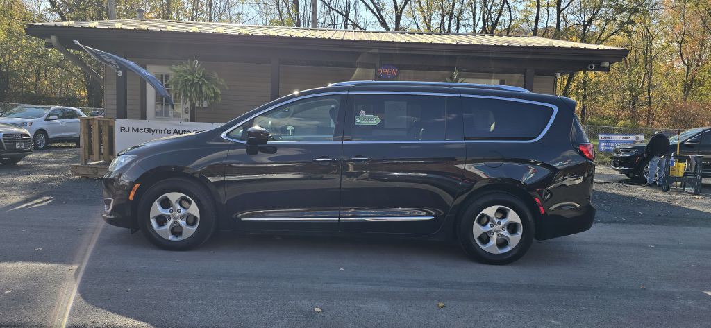 2017 Chrysler Pacifica Image 2