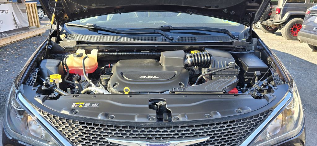 2017 Chrysler Pacifica Image 8