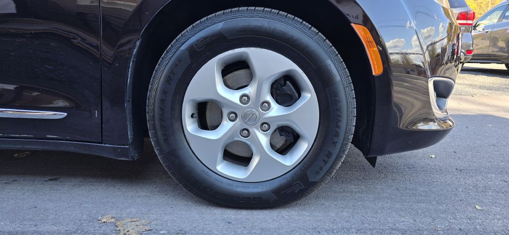 2017 Chrysler Pacifica Image 10