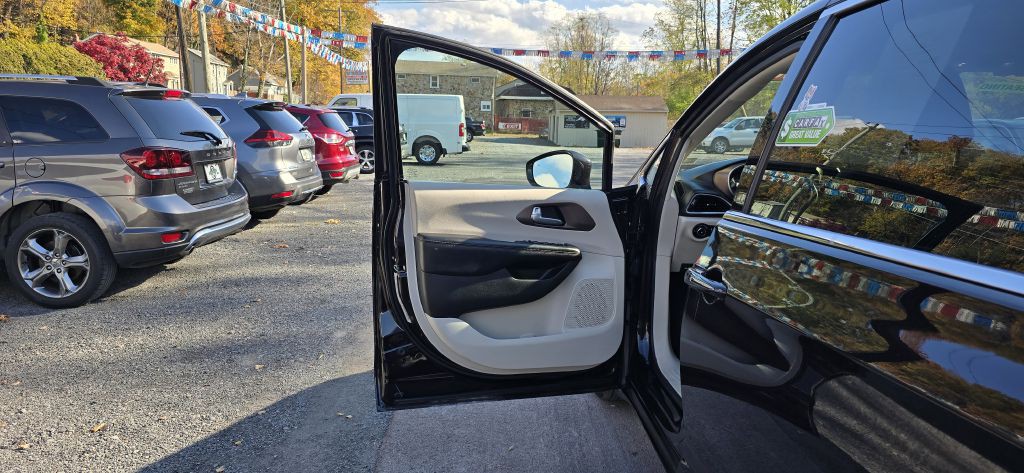 2017 Chrysler Pacifica Image 12