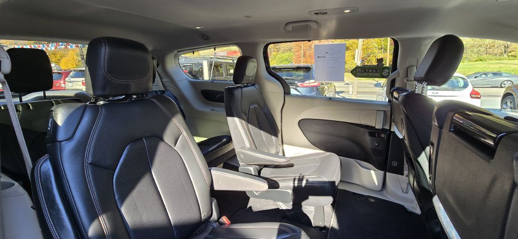 2017 Chrysler Pacifica Image 32