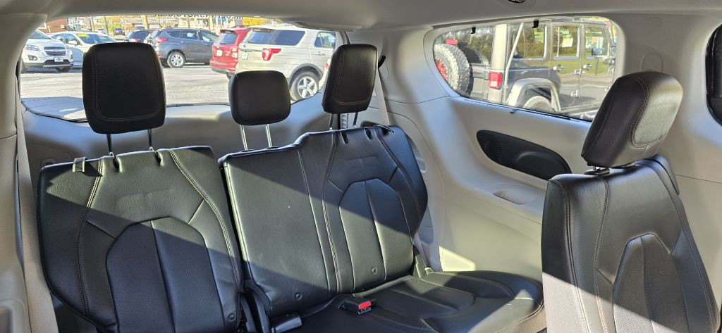 2017 Chrysler Pacifica Image 33