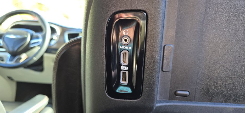 2017 Chrysler Pacifica Image 36