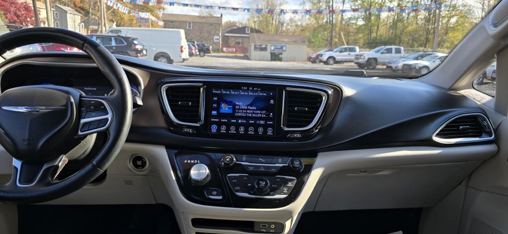 2017 Chrysler Pacifica Image 51