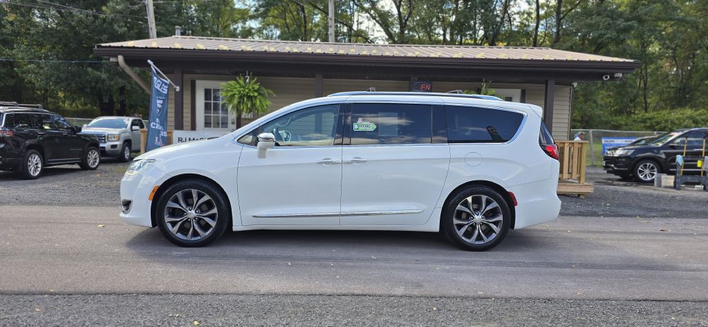 2017 Chrysler Pacifica Image 2