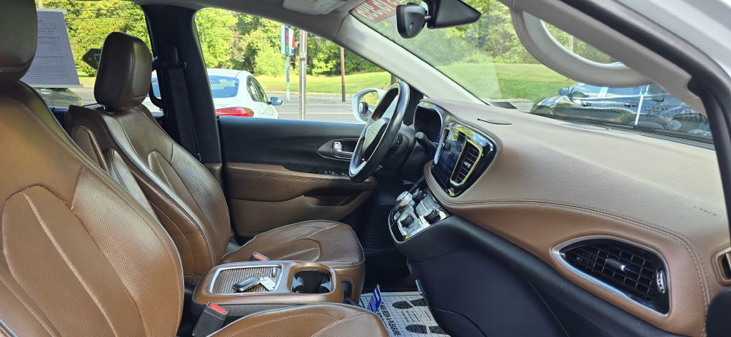 2017 Chrysler Pacifica Image 50