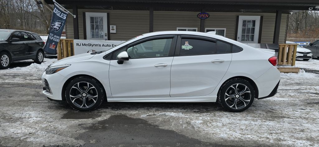 2019 Chevrolet Cruze Image 2