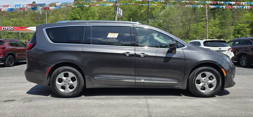 2017 Chrysler Pacifica Image 1