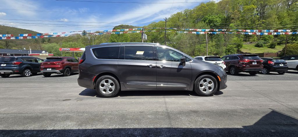 2017 Chrysler Pacifica Image 2
