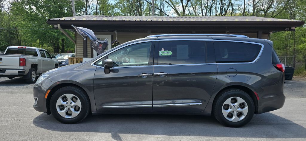 2017 Chrysler Pacifica Image 3