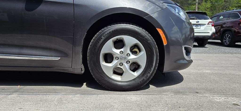 2017 Chrysler Pacifica Image 8