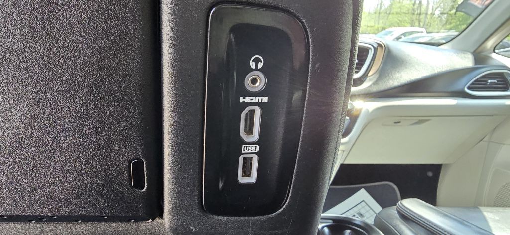 2017 Chrysler Pacifica Image 17