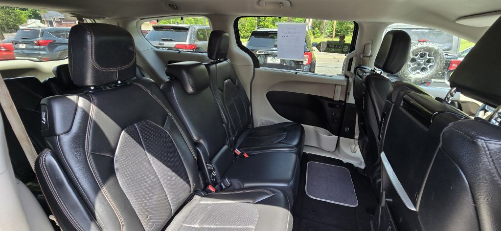 2017 Chrysler Pacifica Image 32