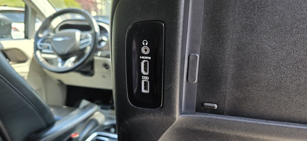 2017 Chrysler Pacifica Image 38