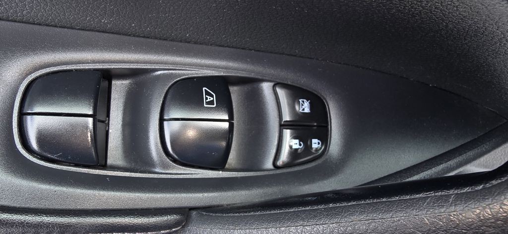 2018 Nissan Rogue Image 15