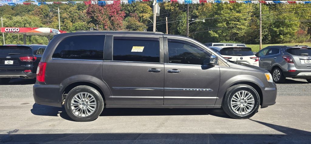 2016 Chrysler Town & Country Image 1
