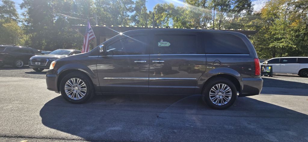 2016 Chrysler Town & Country Image 2