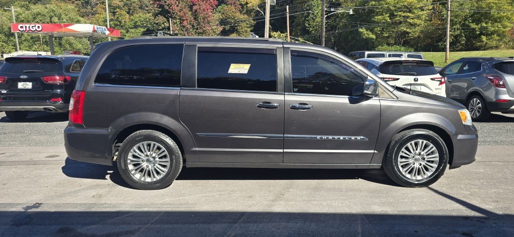 2016 Chrysler Town & Country Image 3
