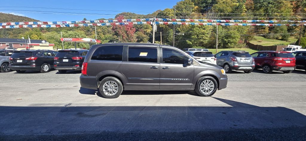 2016 Chrysler Town & Country Image 4