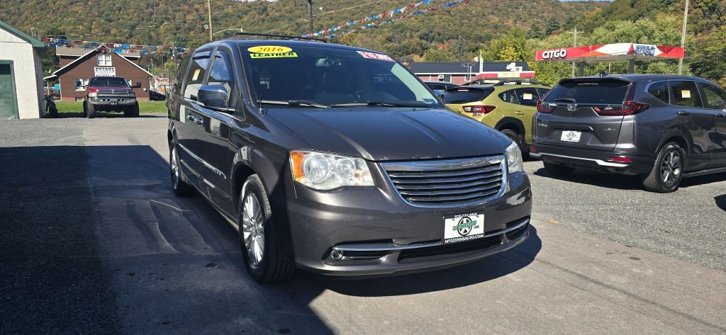 2016 Chrysler Town & Country Image 5