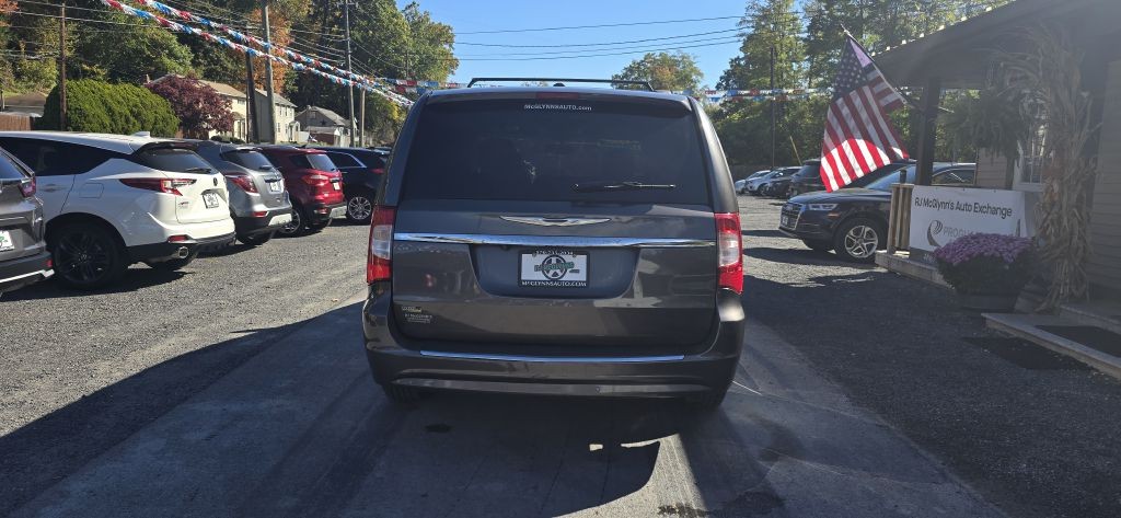 2016 Chrysler Town & Country Image 7