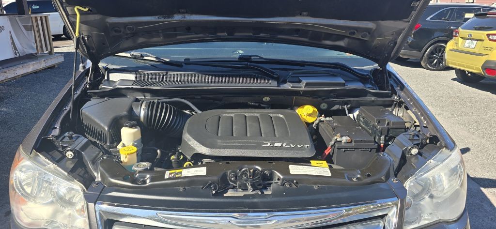 2016 Chrysler Town & Country Image 8