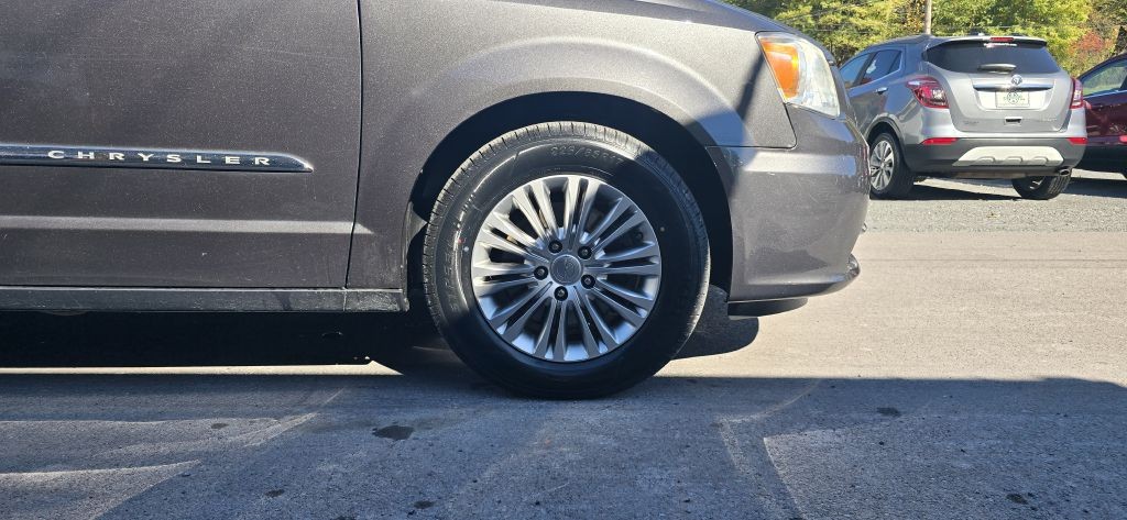 2016 Chrysler Town & Country Image 9