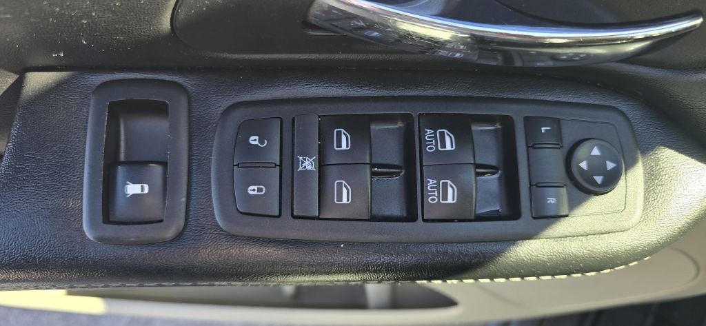 2016 Chrysler Town & Country Image 12