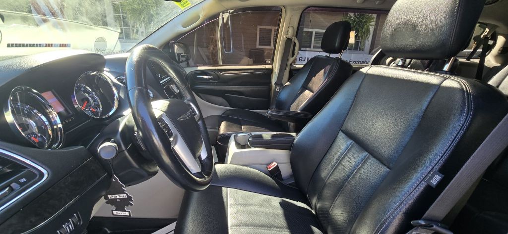 2016 Chrysler Town & Country Image 15