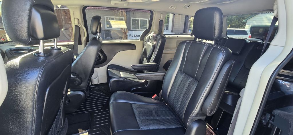 2016 Chrysler Town & Country Image 17