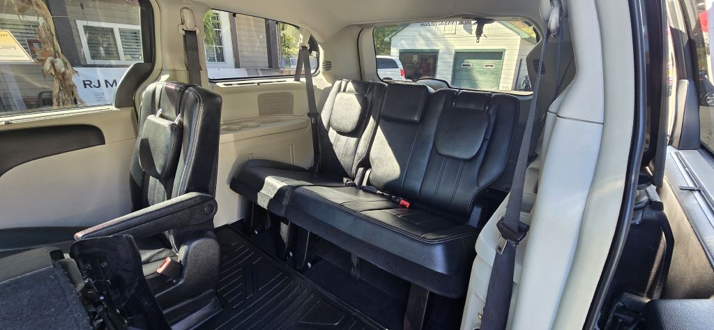 2016 Chrysler Town & Country Image 18