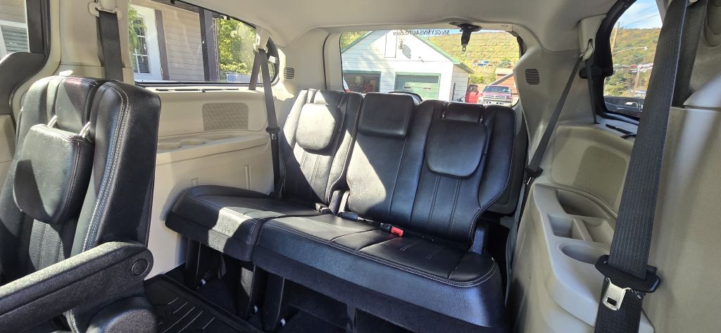 2016 Chrysler Town & Country Image 19